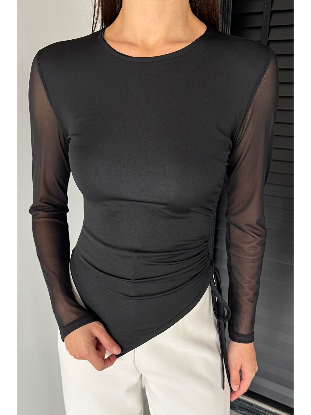 Siyah Kadın Yan Büzgü Detaylı Kollar Tüllü Elastanlı Bluz-1