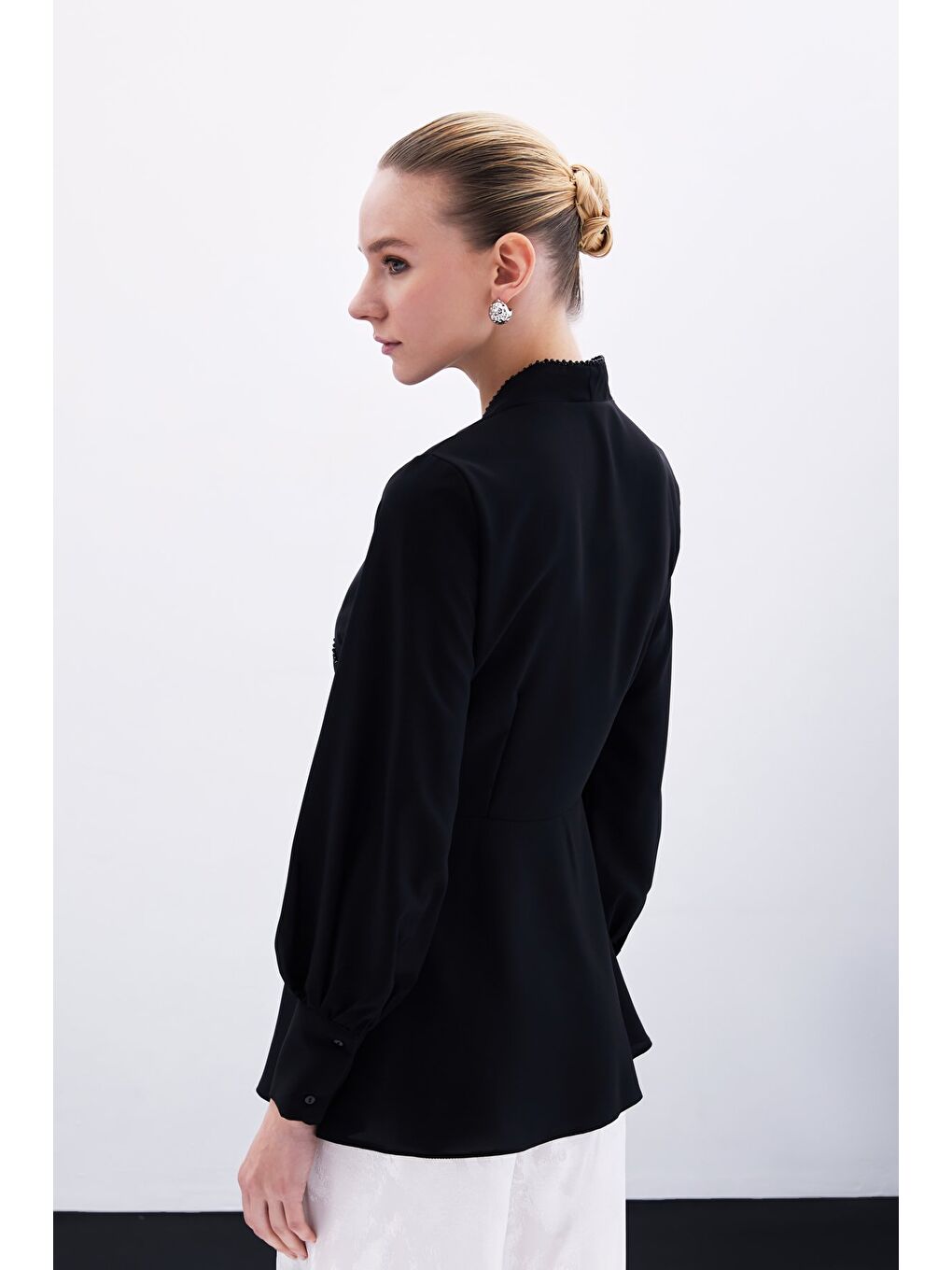 Boncuklu Yaka Kruvaze Bluz - Siyah-6