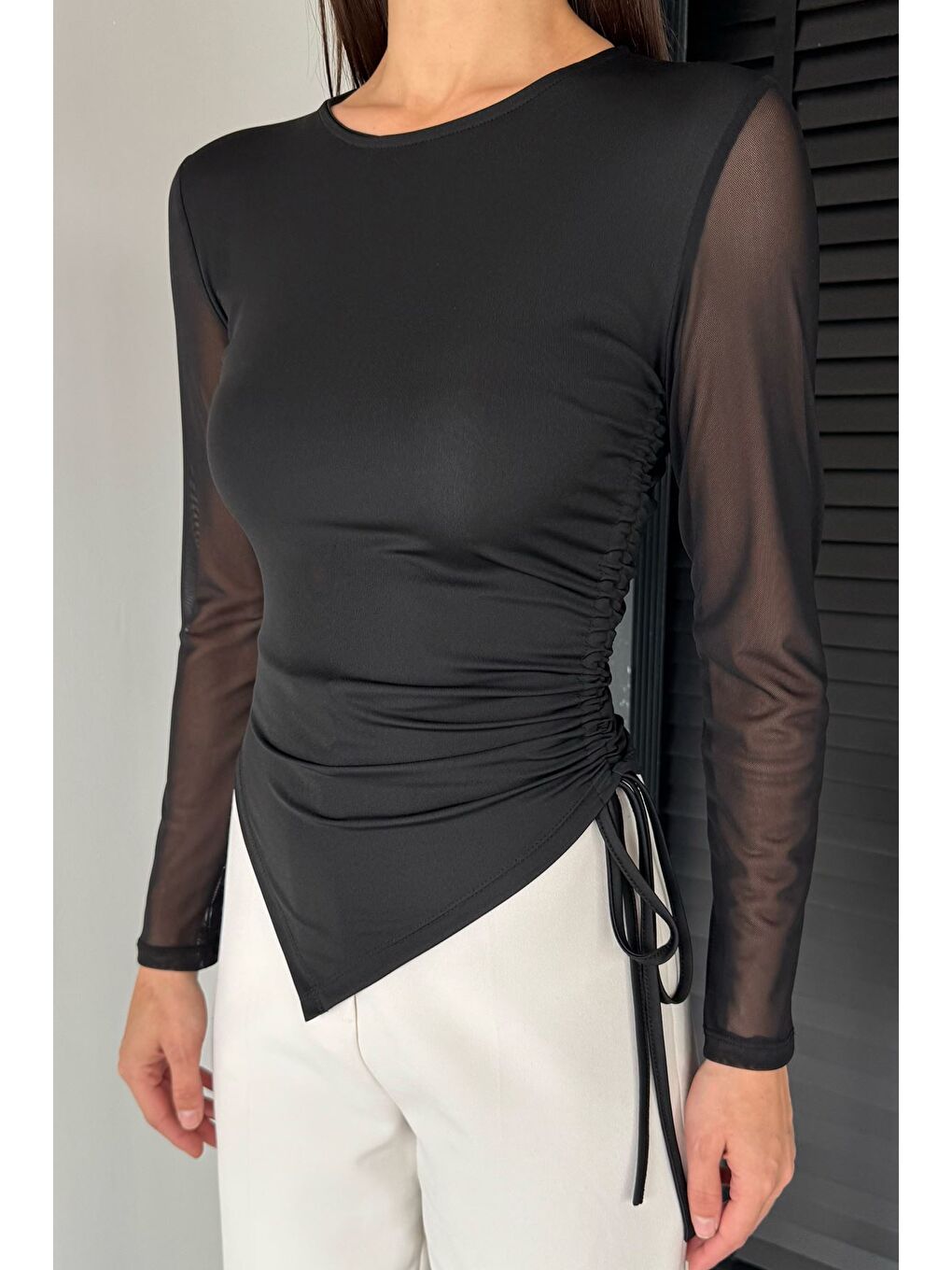 Siyah Kadın Yan Büzgü Detaylı Kollar Tüllü Elastanlı Bluz-2