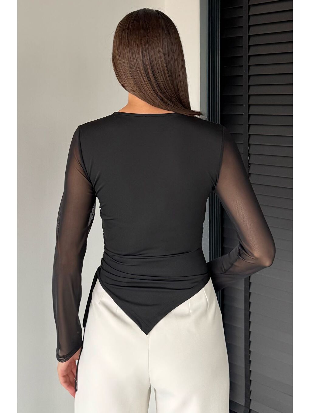 Siyah Kadın Yan Büzgü Detaylı Kollar Tüllü Elastanlı Bluz-3