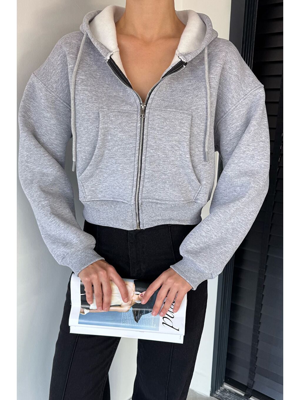 Gri Kadın Kapüşonlu Şardonlu Ön Fermuarlı Crop Top Sweatshirt-2