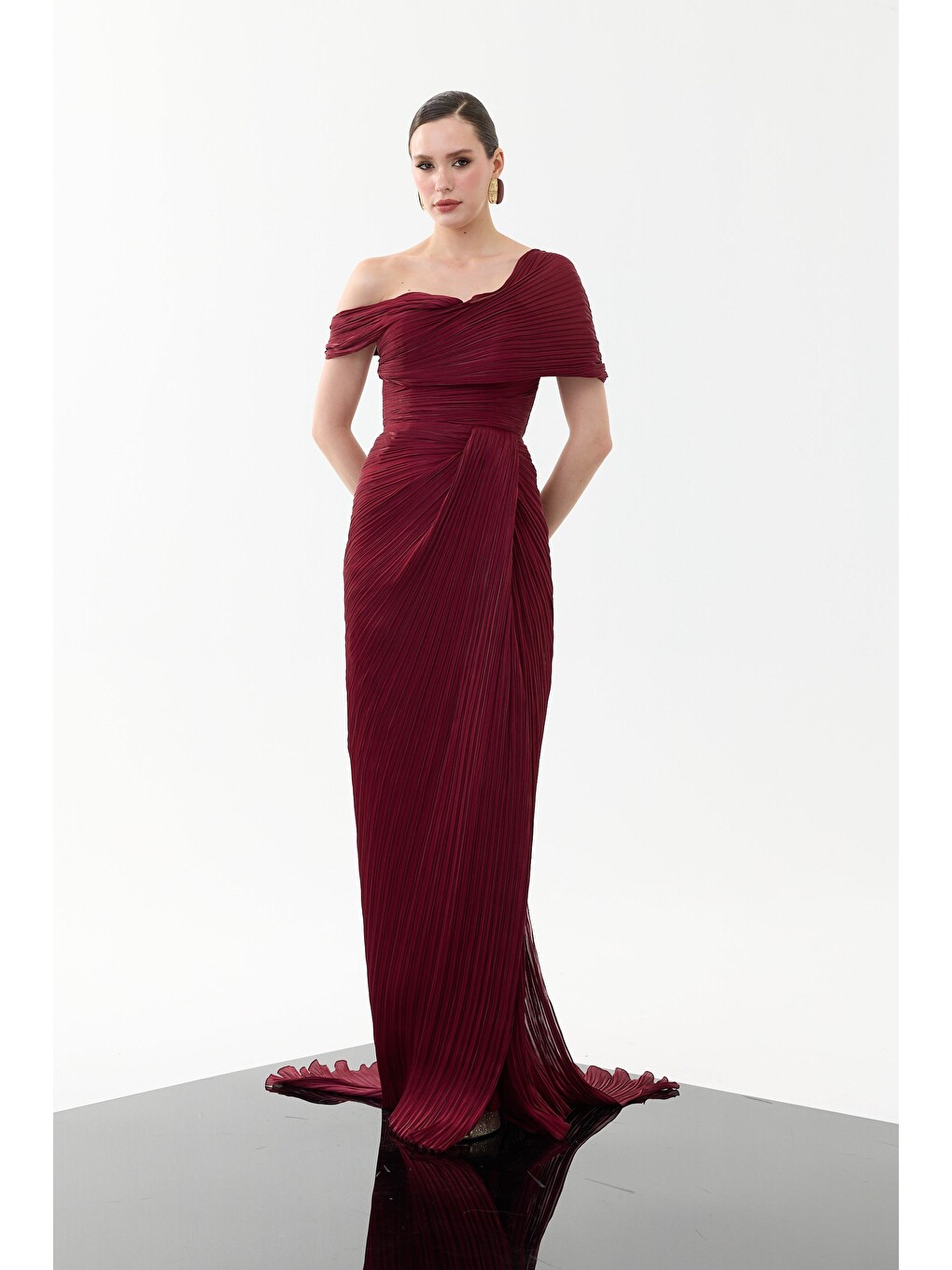 Bordo Tek Kol Pliseli Organze Abiye Elbise-3