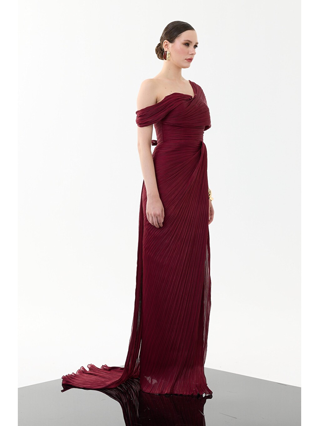 Bordo Tek Kol Pliseli Organze Abiye Elbise-4