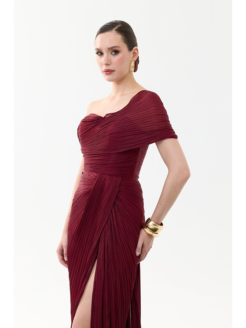 Bordo Tek Kol Pliseli Organze Abiye Elbise-6