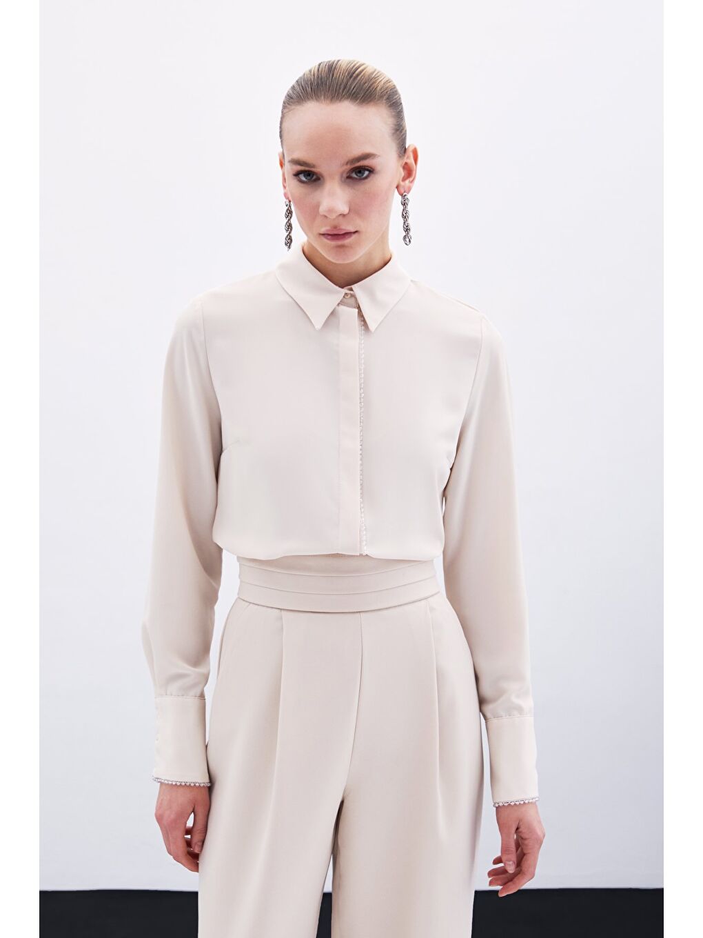 Boncuk Aksesuarlı Gömlek - Bej-1