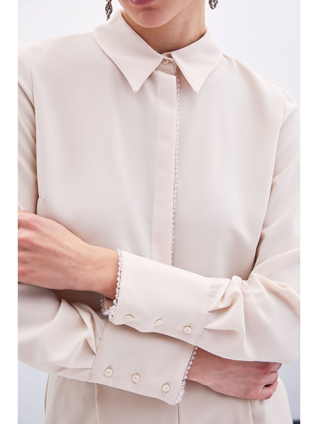 Boncuk Aksesuarlı Gömlek - Bej-5