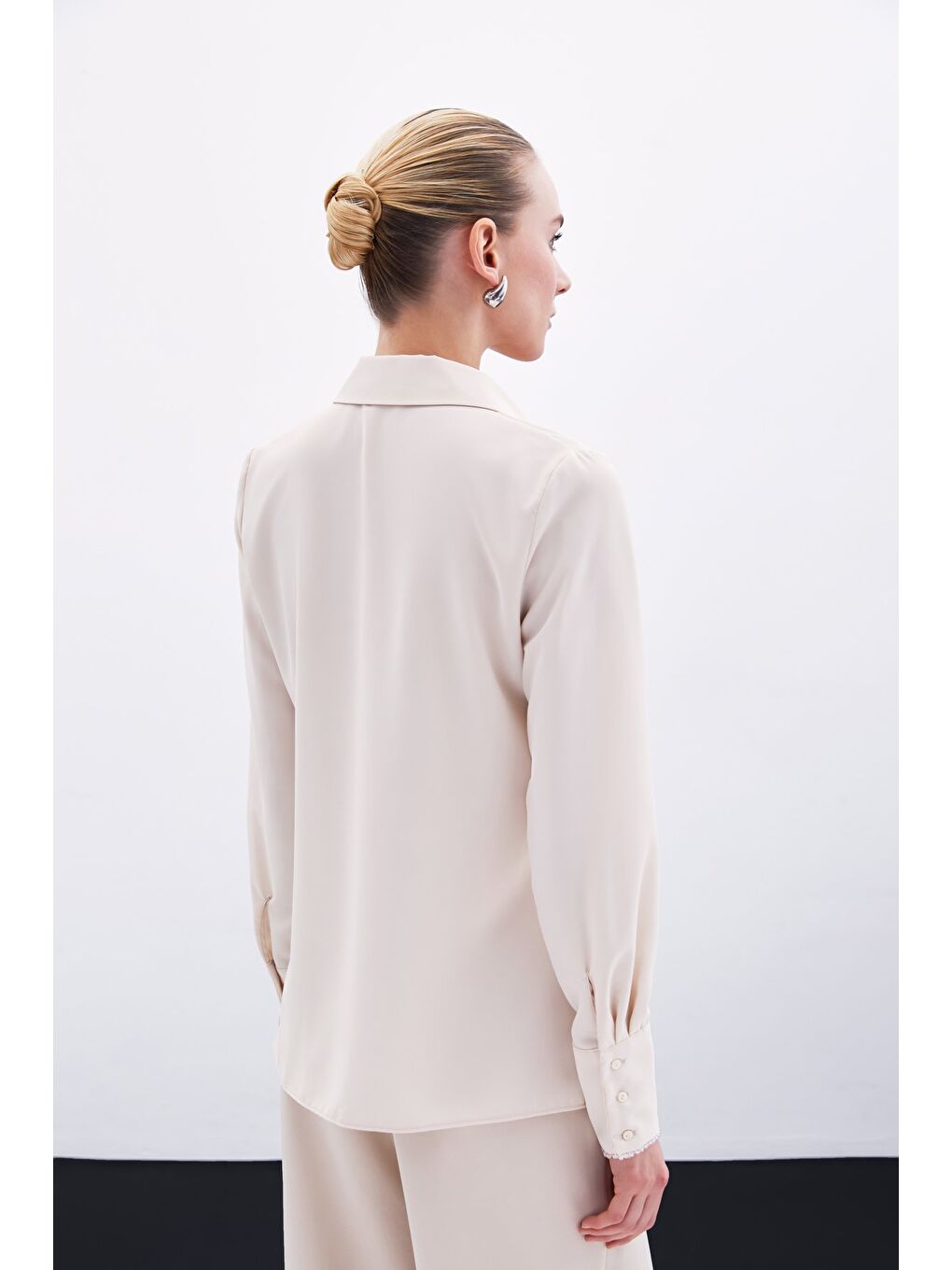 Boncuk Aksesuarlı Gömlek - Bej-6