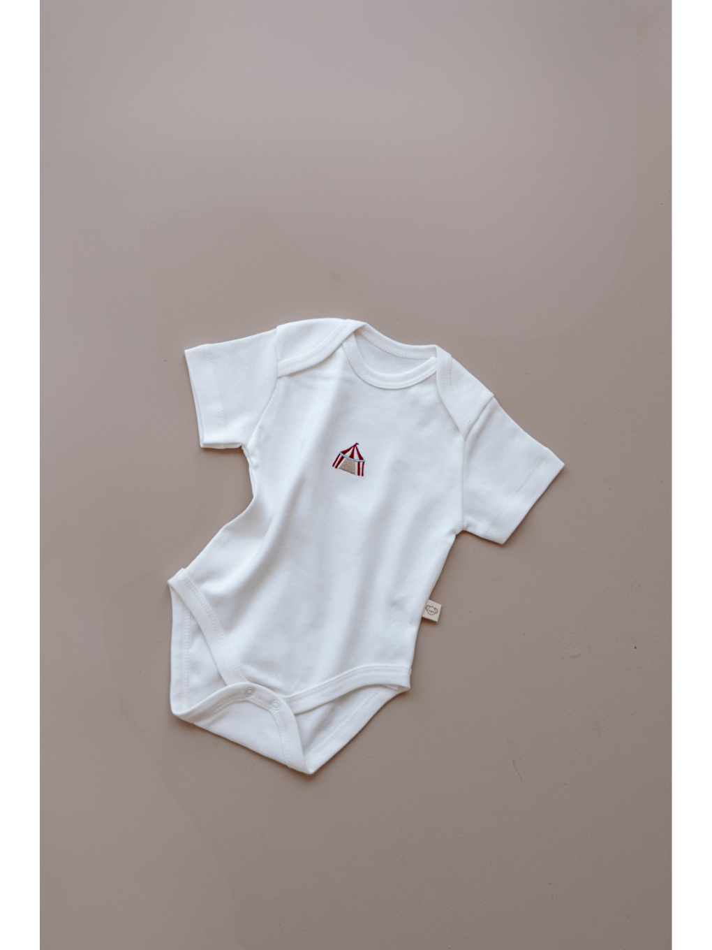 Beyaz Sirk Nakışlı Kısa Kollu Çıtçıtlı Bebek Body