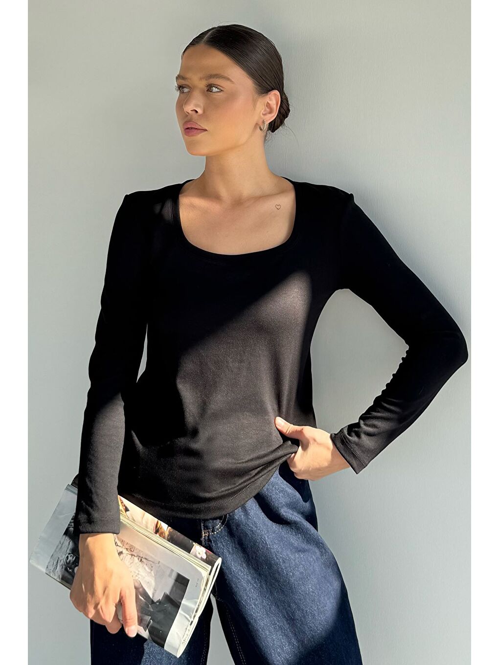 Siyah U Yaka Basıc Bluz