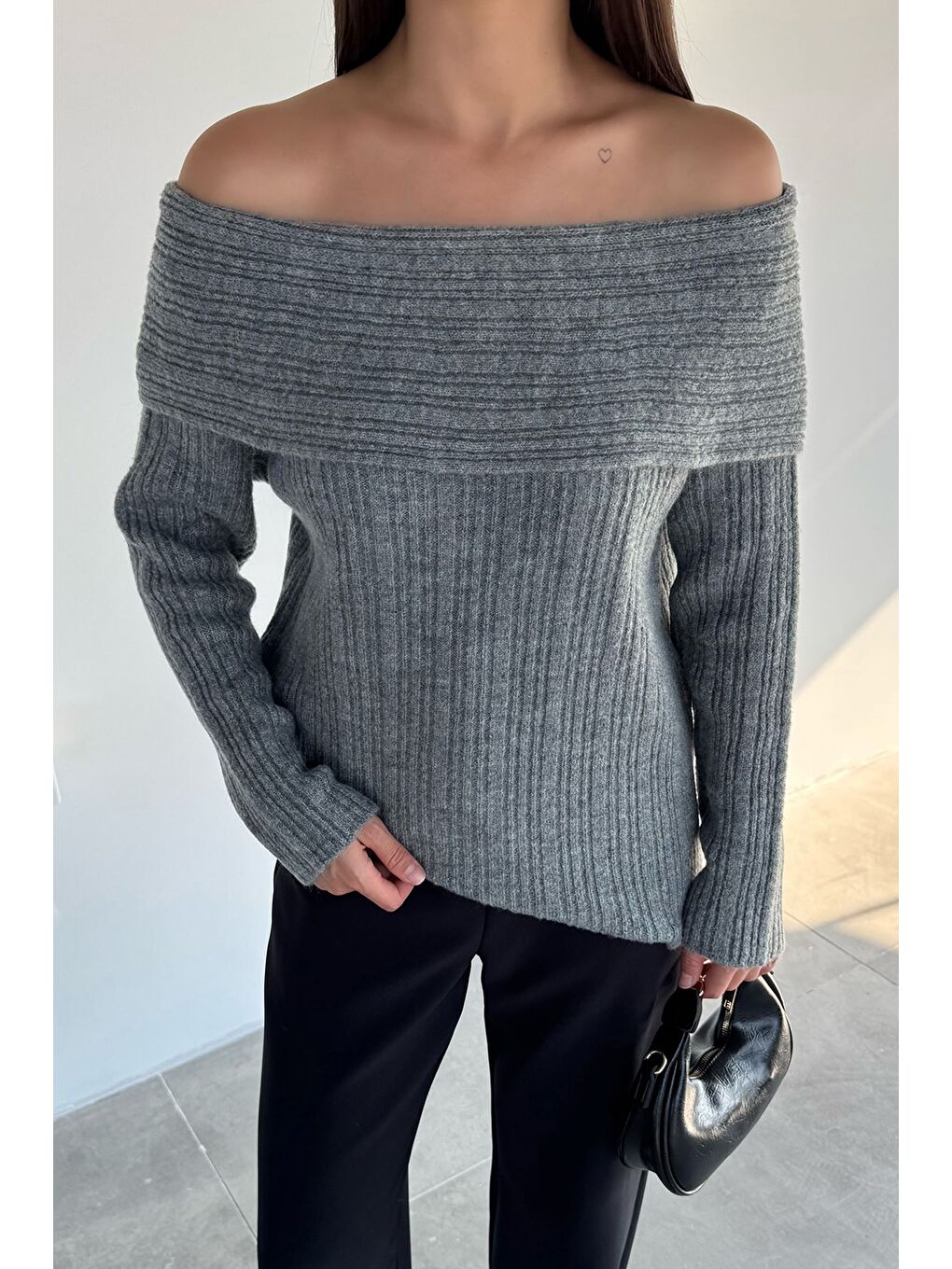 Gri Kadın Madonna Yaka Kendinden Çizgi Desenli Triko Bluz-1