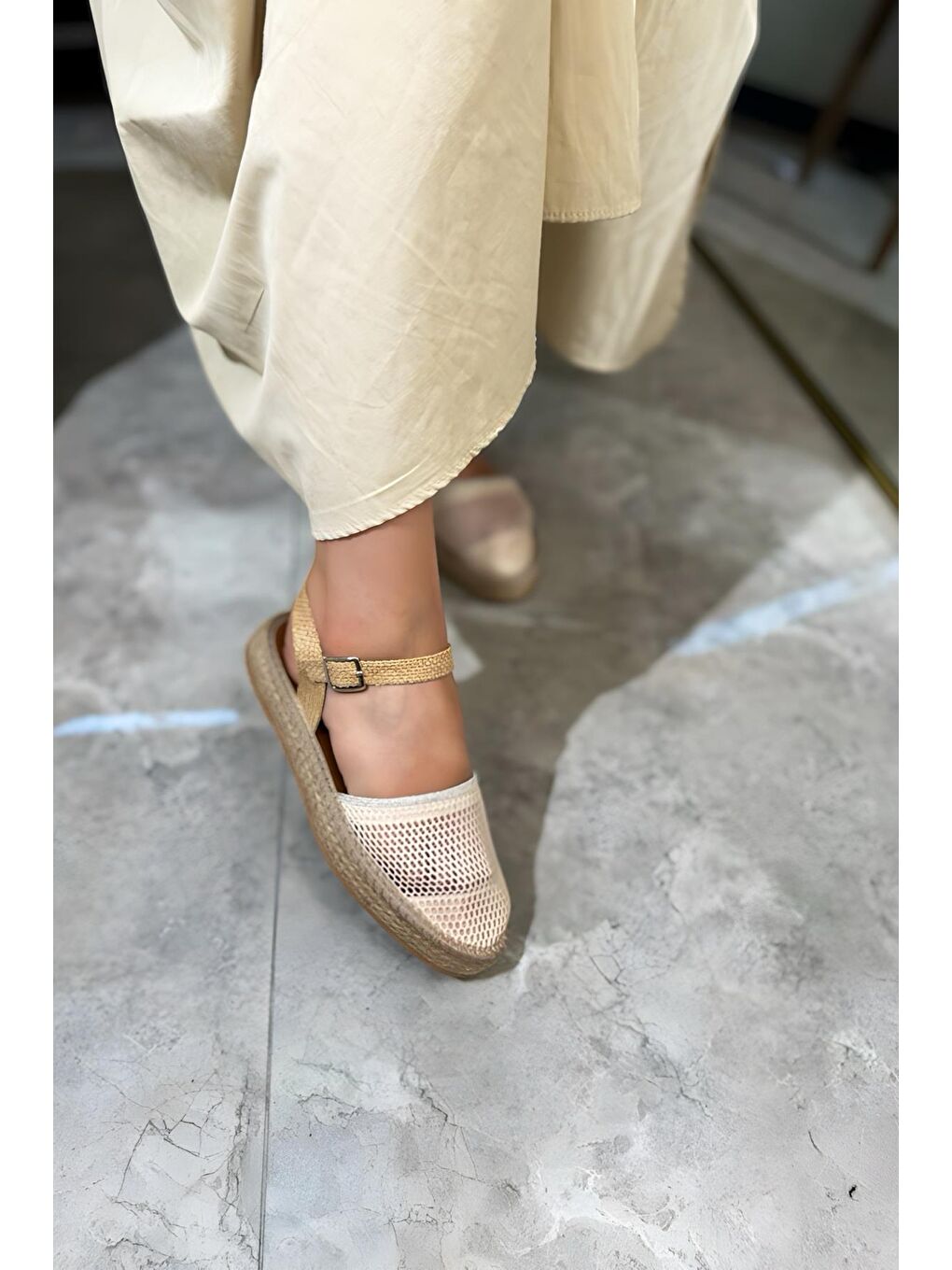 Bej Brask Fileli Önü Kapalı Hasır Görünümlü Kadın Triko Sandalet-1