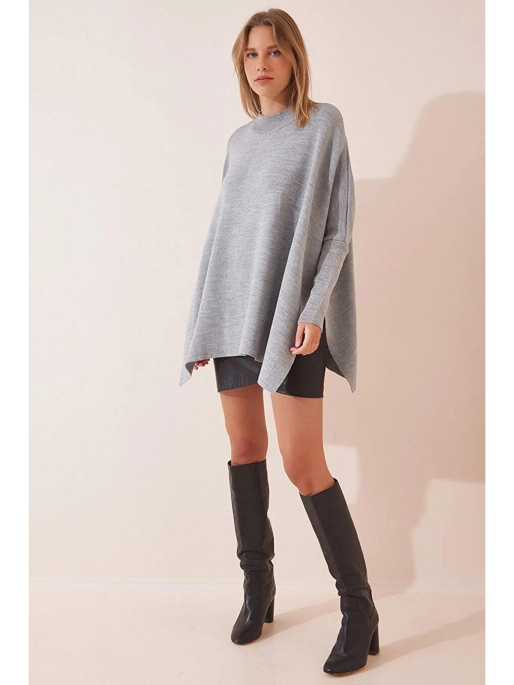 Kadın Gri Oversize Yırtmaçlı Panço Triko Kazak-1