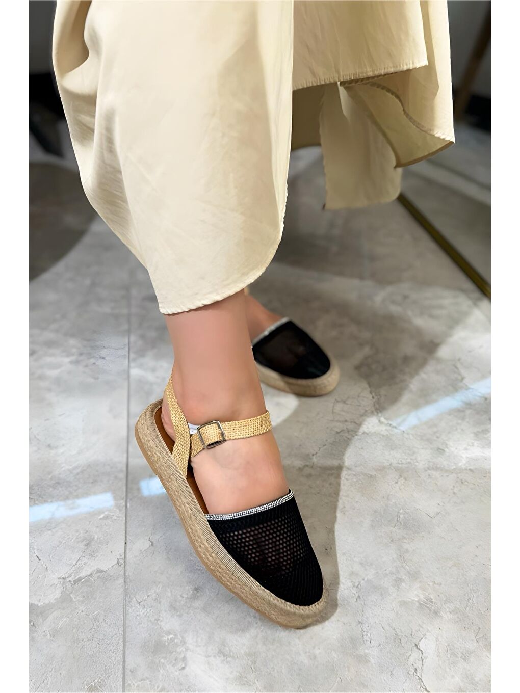 Siyah Brask Fileli Önü Kapalı Hasır Görünümlü Kadın Triko Sandalet