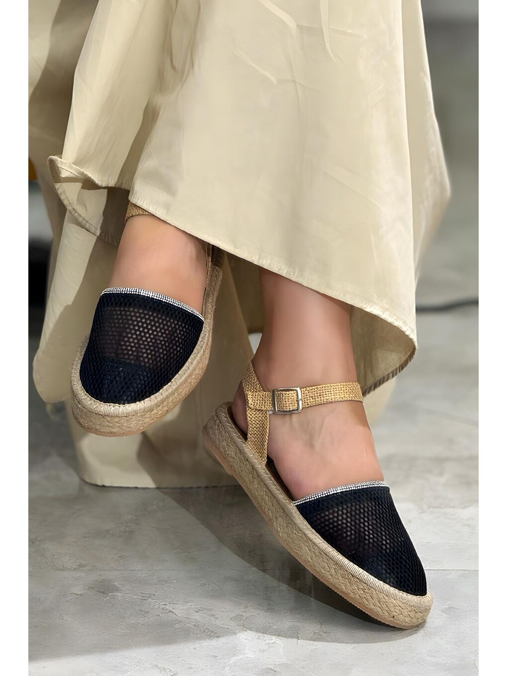 Siyah Brask Fileli Önü Kapalı Hasır Görünümlü Kadın Triko Sandalet-1