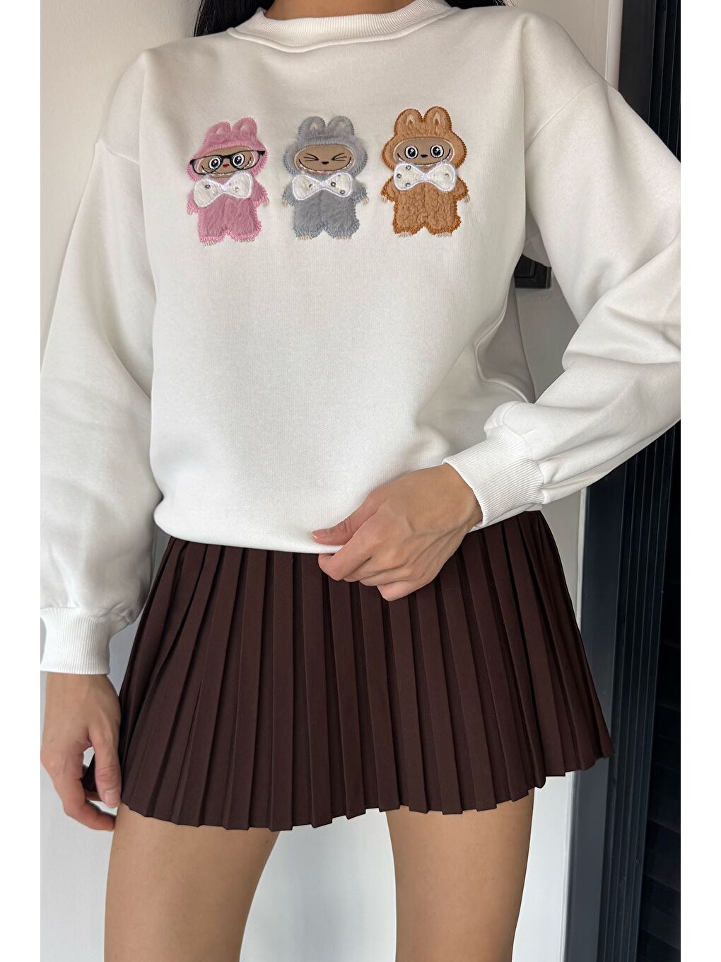 Ekru Kadın Bisiklet Yaka Ön Nakışlı Şardonlu Sweatshirt