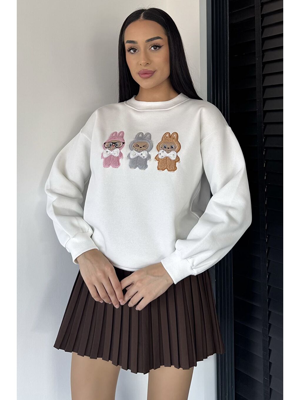 Ekru Kadın Bisiklet Yaka Ön Nakışlı Şardonlu Sweatshirt-1