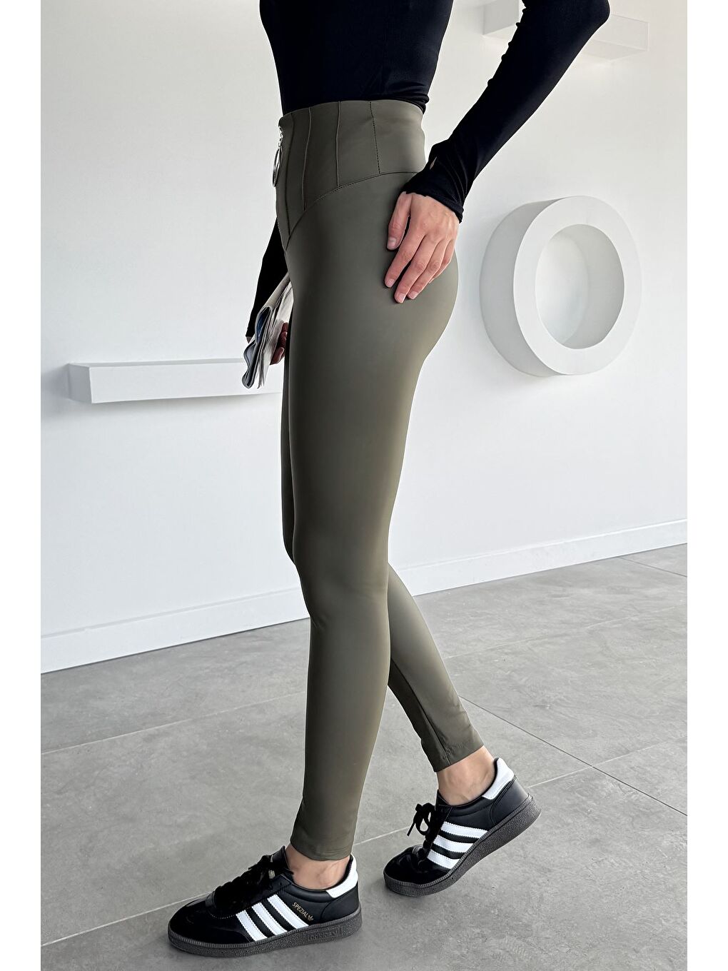 Haki Kadın Yüksek Bel Şardonlu Fermuar Detaylı Suni Deri Tayt-2