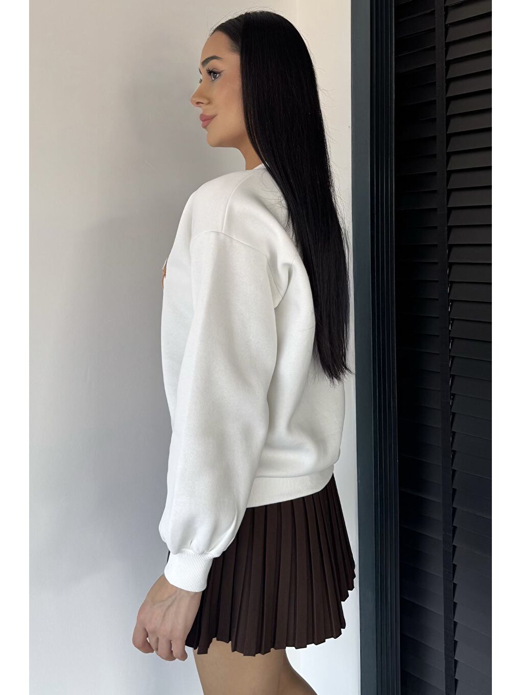 Ekru Kadın Bisiklet Yaka Ön Nakışlı Şardonlu Sweatshirt-3