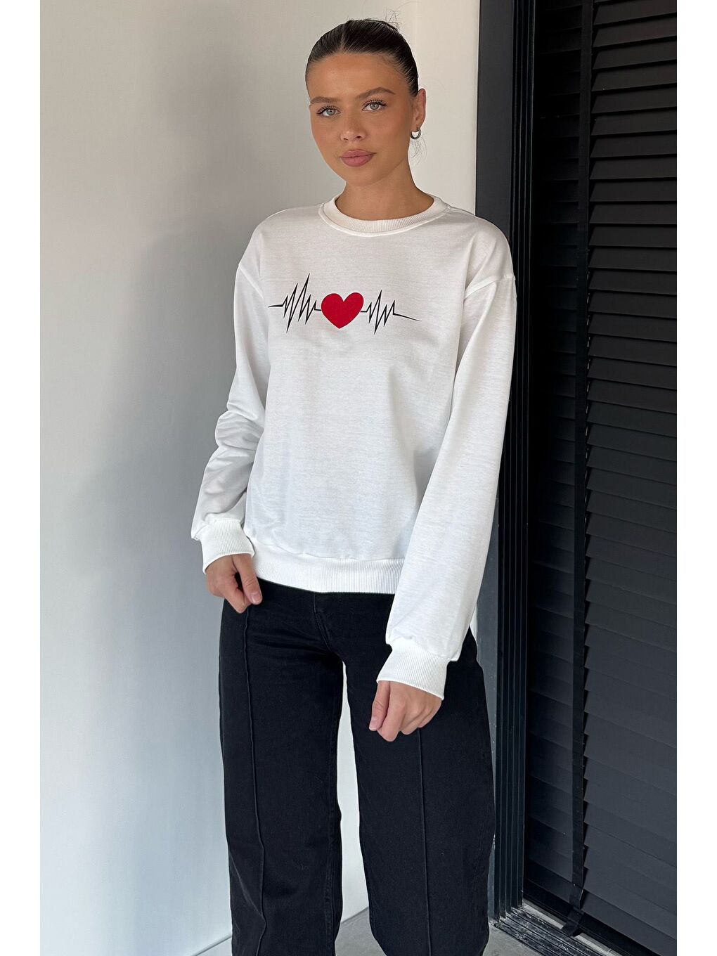 Ekru Kadın Bisiklet Yaka Kalp Ritim Baskılı Sweatshirt