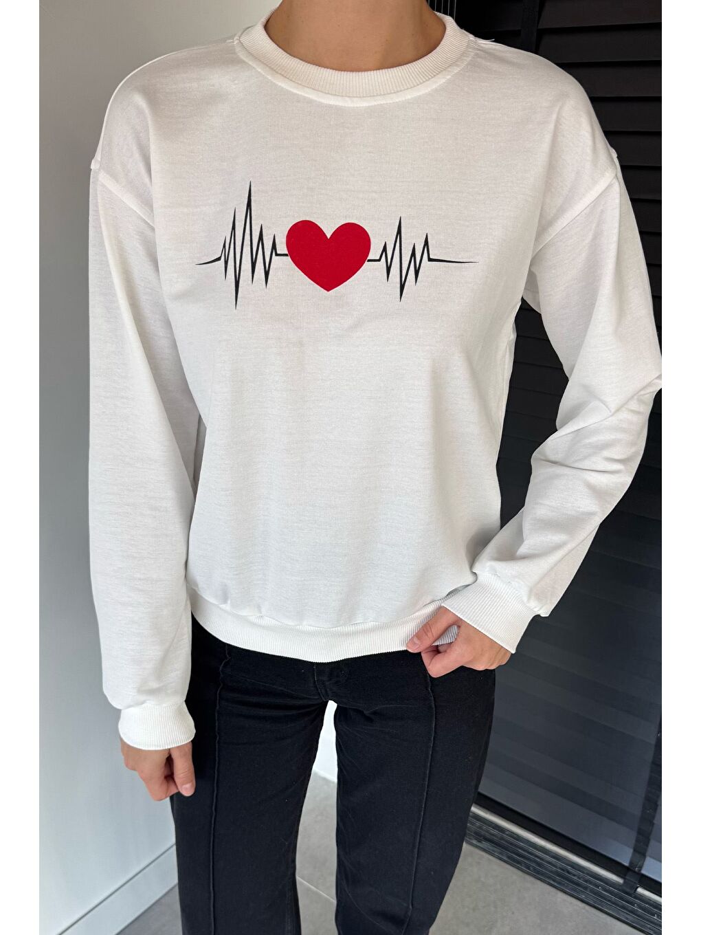 Ekru Kadın Bisiklet Yaka Kalp Ritim Baskılı Sweatshirt-1