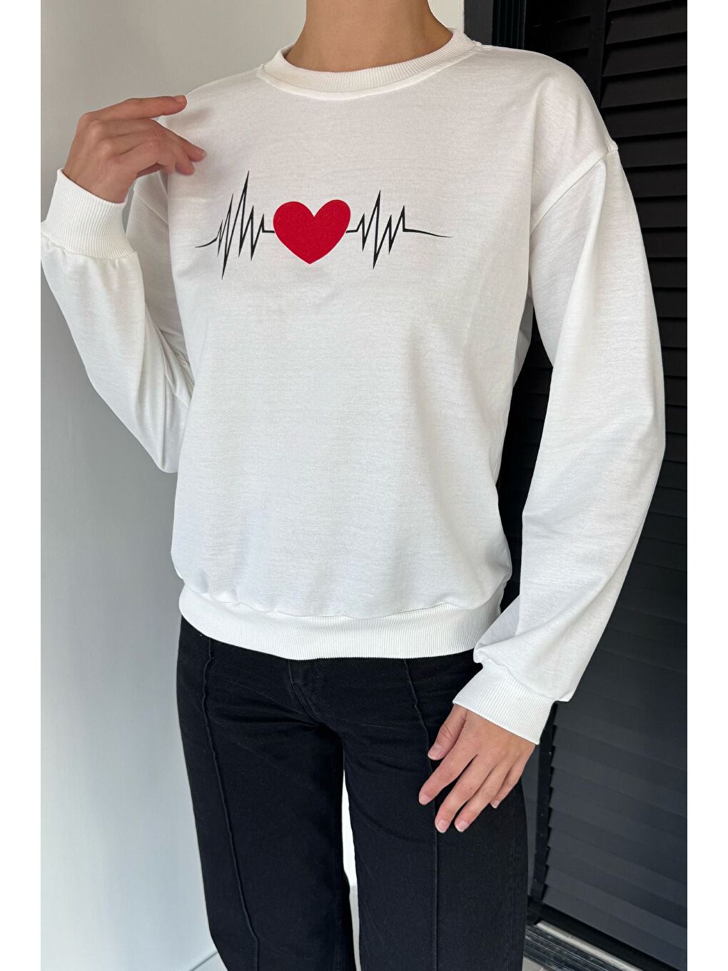 Ekru Kadın Bisiklet Yaka Kalp Ritim Baskılı Sweatshirt-2