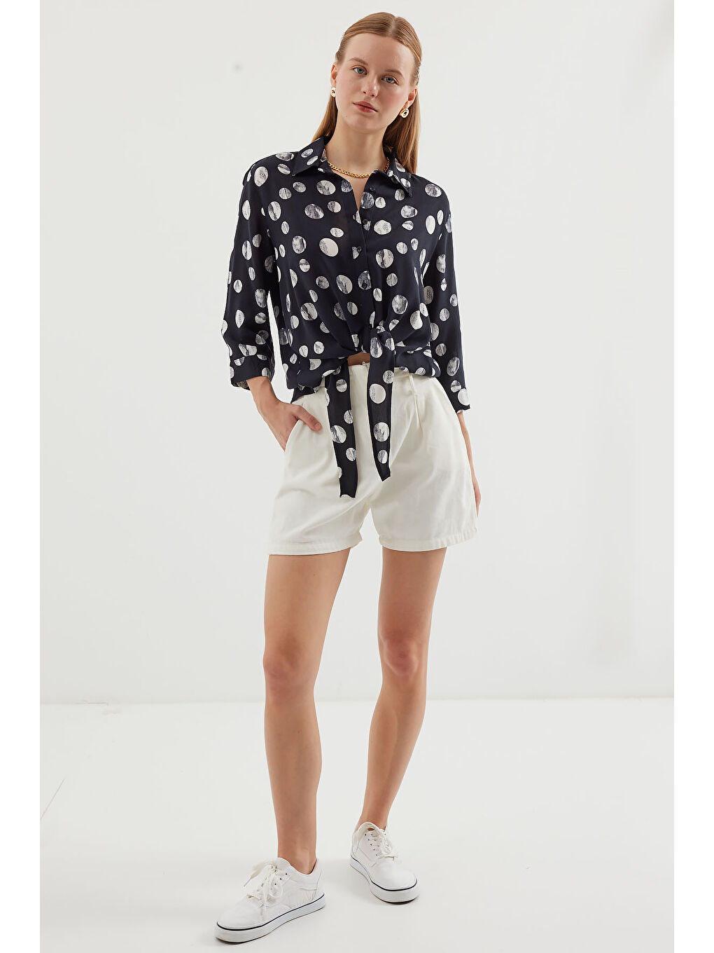 20243 Önü Bağlamalı Desenli Gömlek - Siyah-1