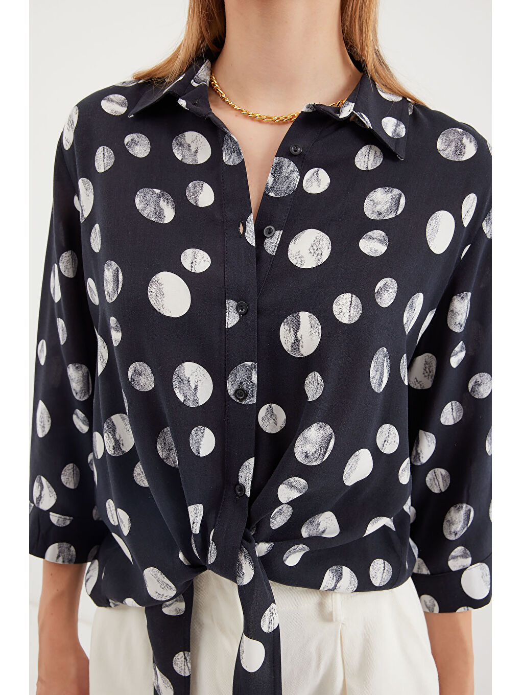 20243 Önü Bağlamalı Desenli Gömlek - Siyah-2