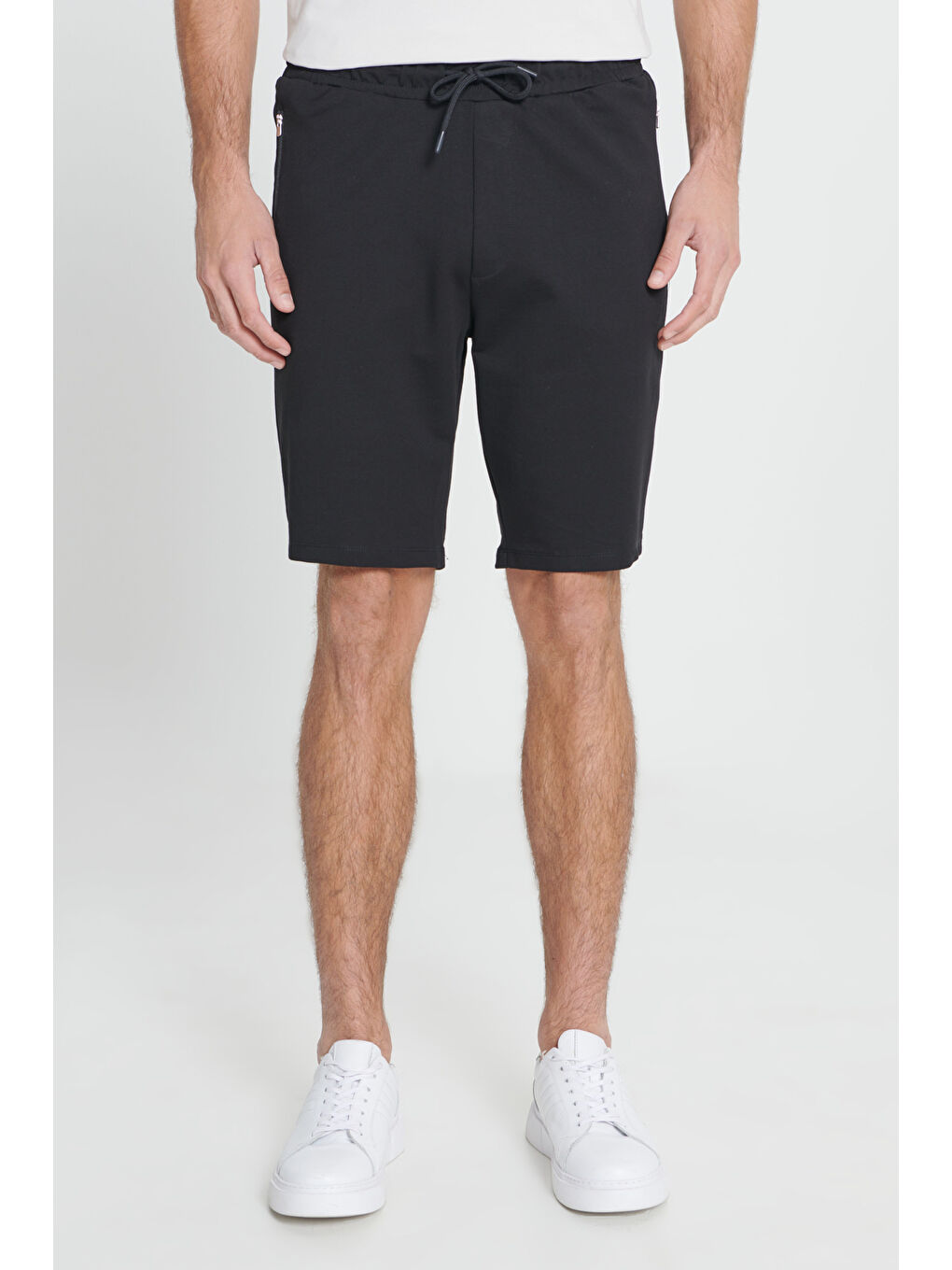 Erkek Siyah Standart Fit Normal Kesim Pamuklu Cepli Esnek Örme Şort-1
