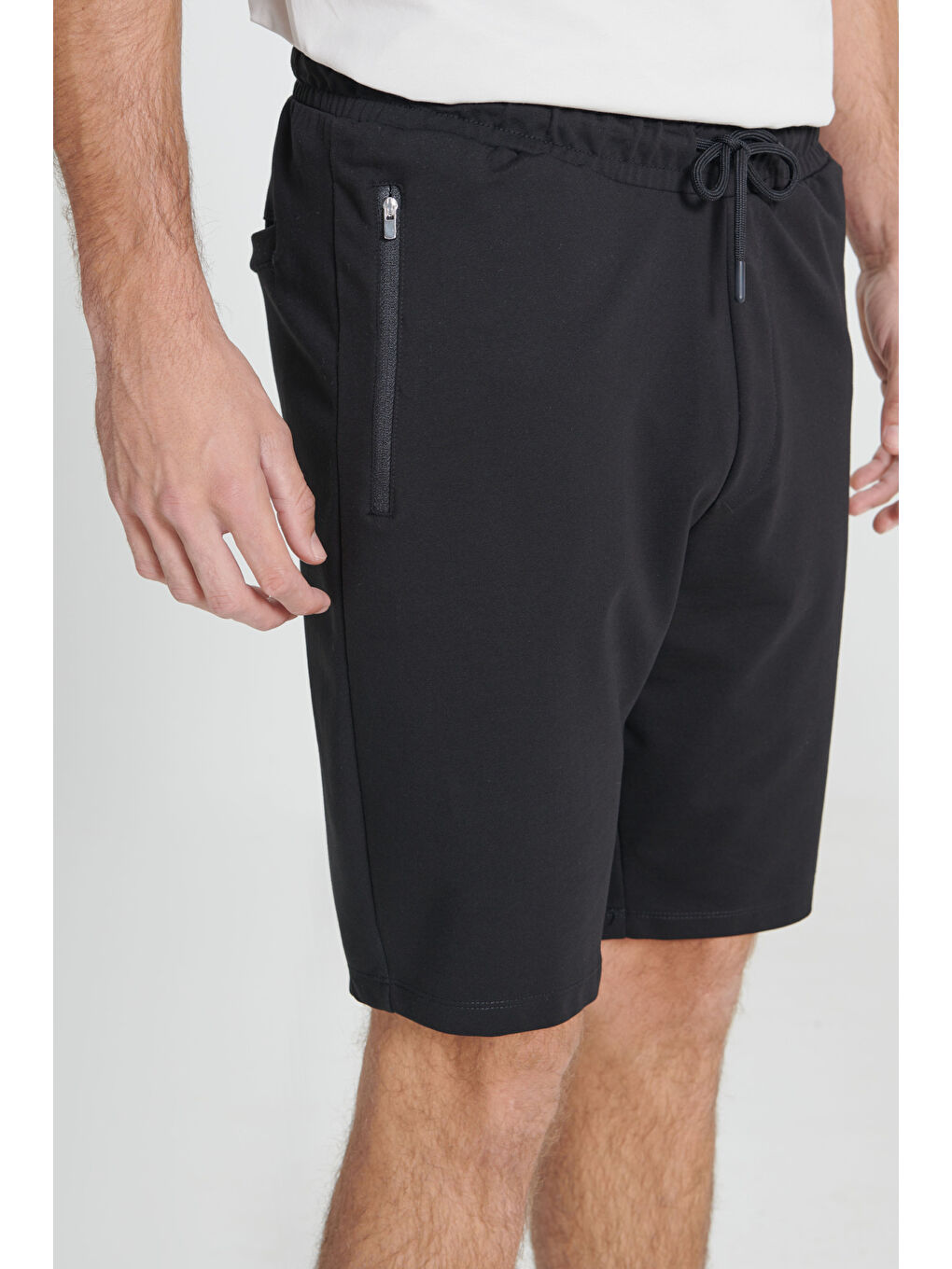 Erkek Siyah Standart Fit Normal Kesim Pamuklu Cepli Esnek Örme Şort-4