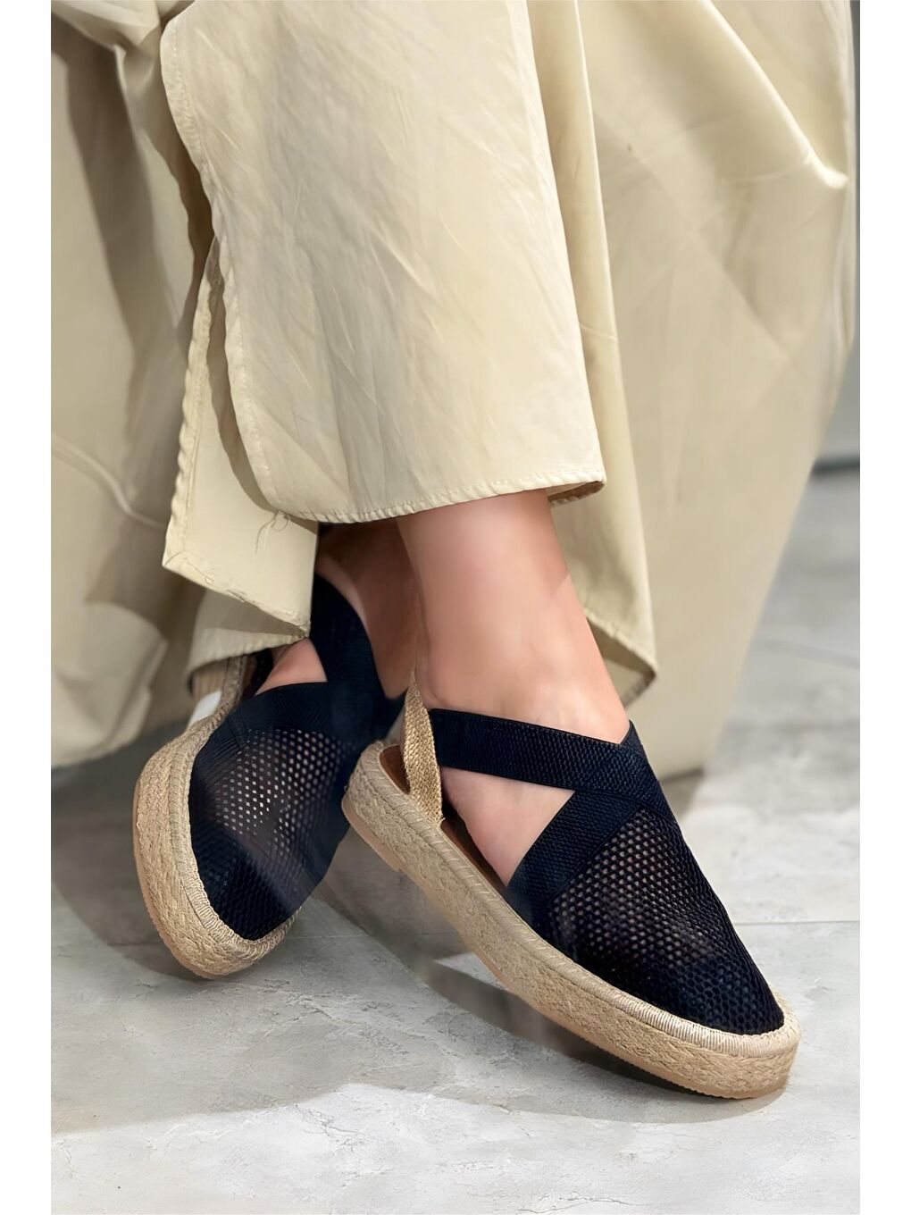 Siyah Matvi Fileli Bantlı Önü Kapalı Hasır Görünümlü Kadın Triko Sandalet