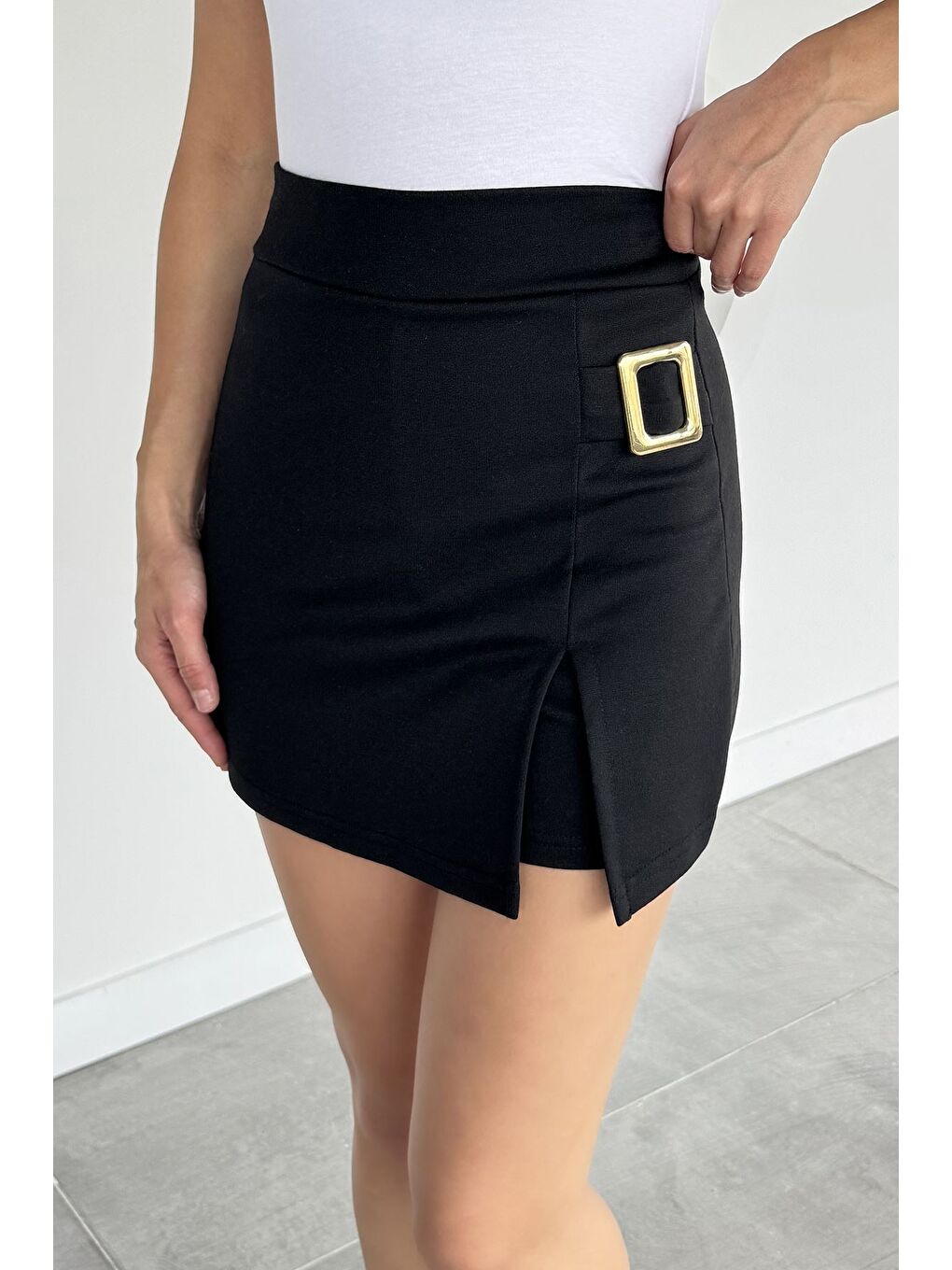 Siyah Kadın Gold Toka Detaylı Mini Şort Etek