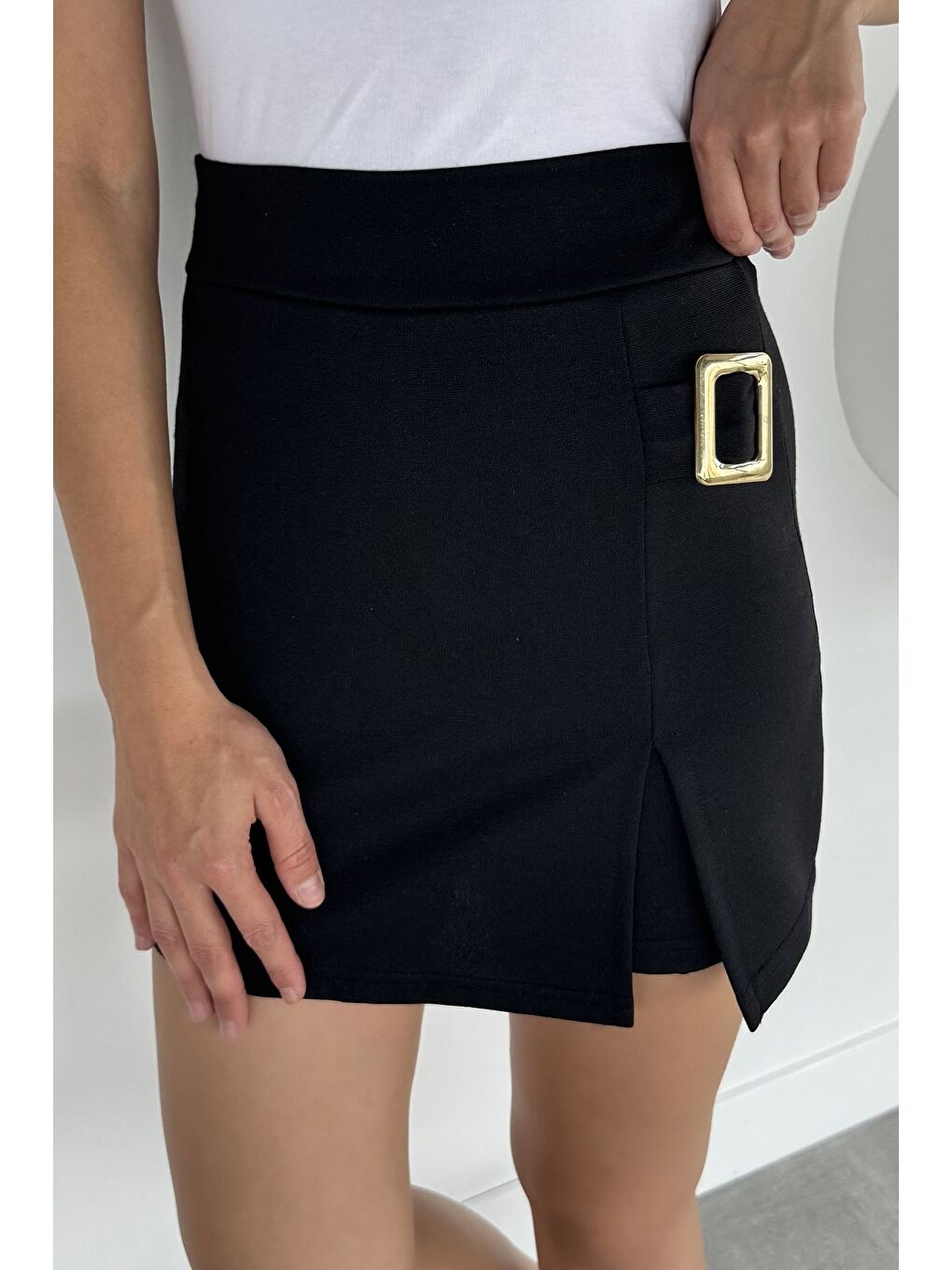 Siyah Kadın Gold Toka Detaylı Mini Şort Etek-1