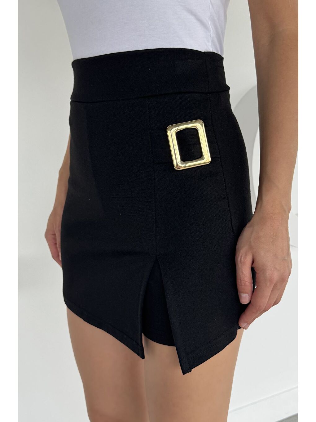 Siyah Kadın Gold Toka Detaylı Mini Şort Etek-2