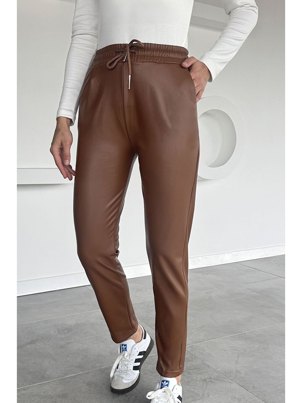 Kahverengi Kadın Bel Lastikli Suni Deri Pantolon-1