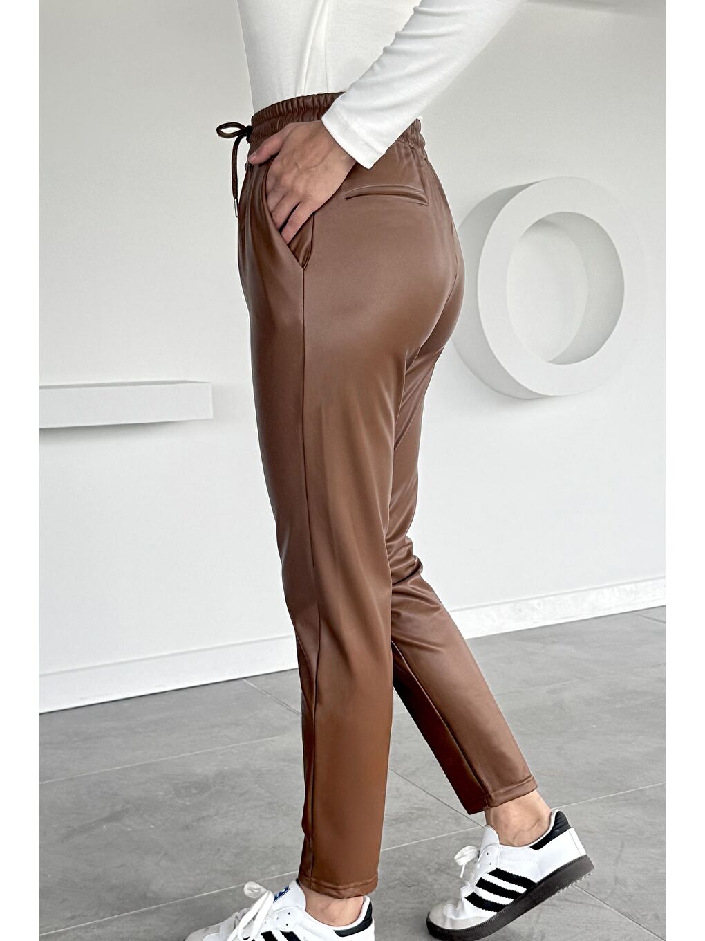 Kahverengi Kadın Bel Lastikli Suni Deri Pantolon-2