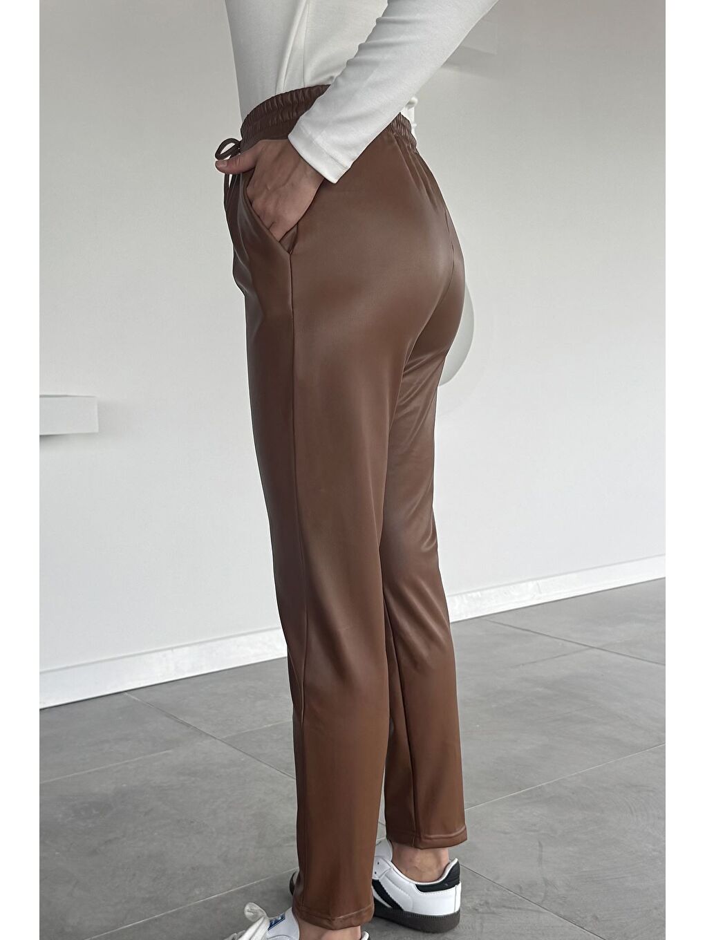 Kahverengi Kadın Bel Lastikli Suni Deri Pantolon-3