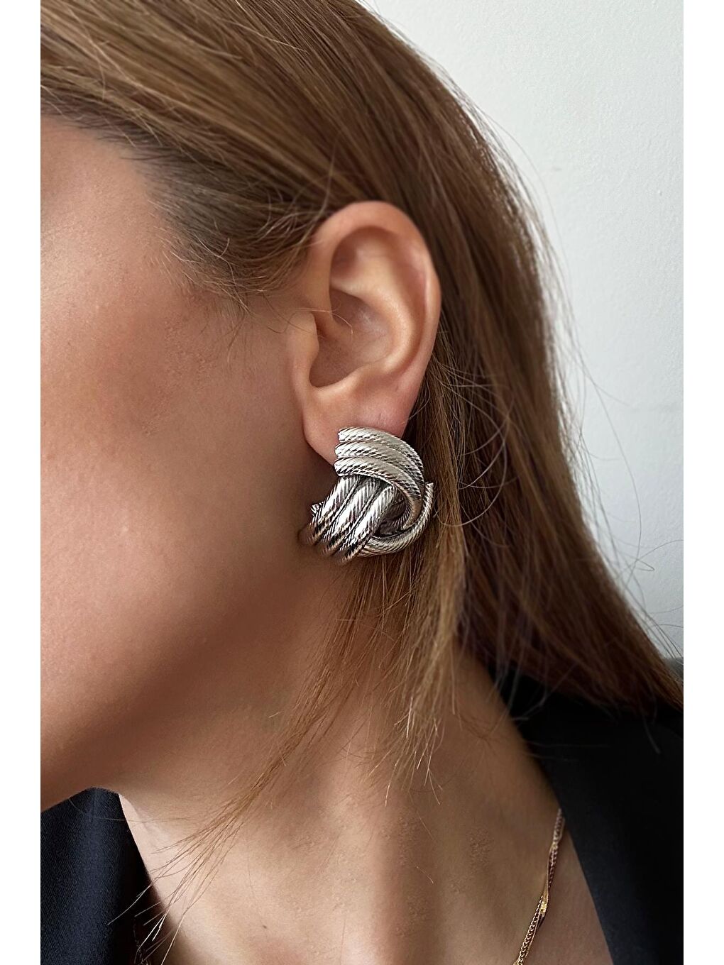 Gri Büyük Düğüm Tırtık Detaylı Çivi küpe