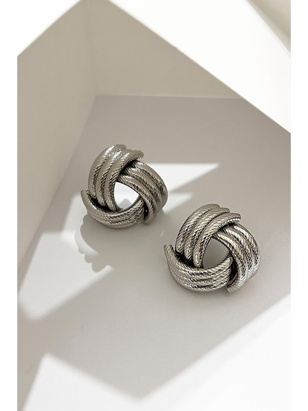 Gri Büyük Düğüm Tırtık Detaylı Çivi küpe-1