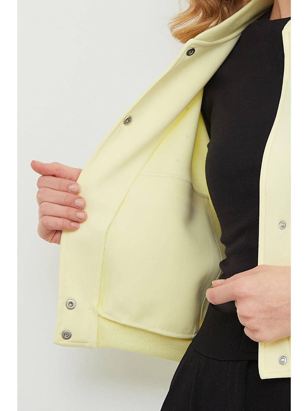 Sarı Taş Detaylı Çıtçıtlı Çift Cepli Crop Ceket-3