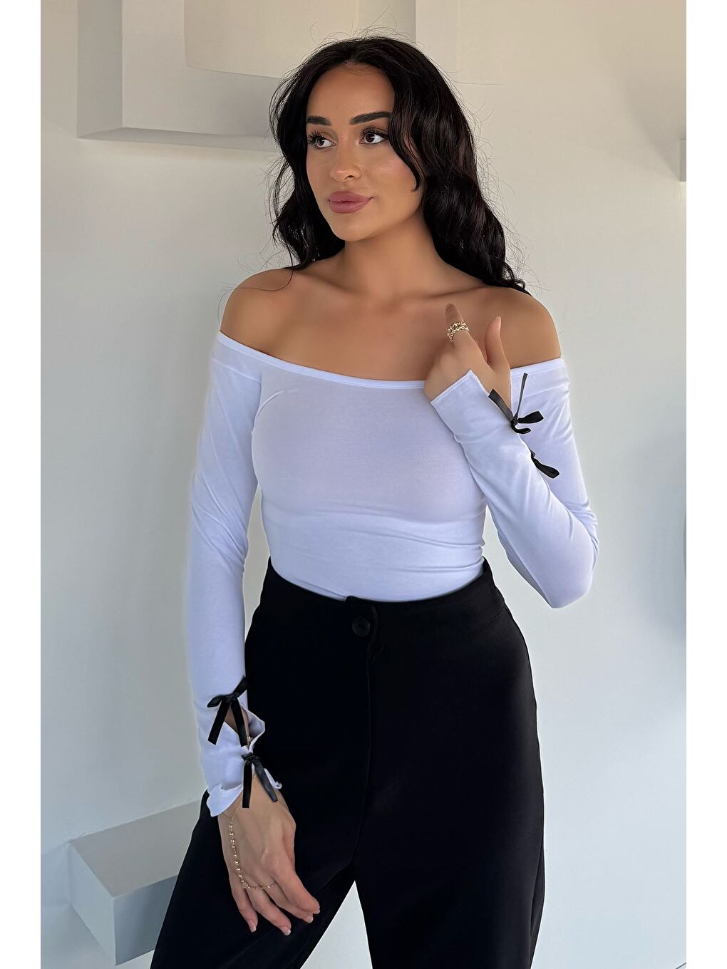 Beyaz Kadın Kol Ucu Fiyonk Detaylı Elastanlı Bluz-1