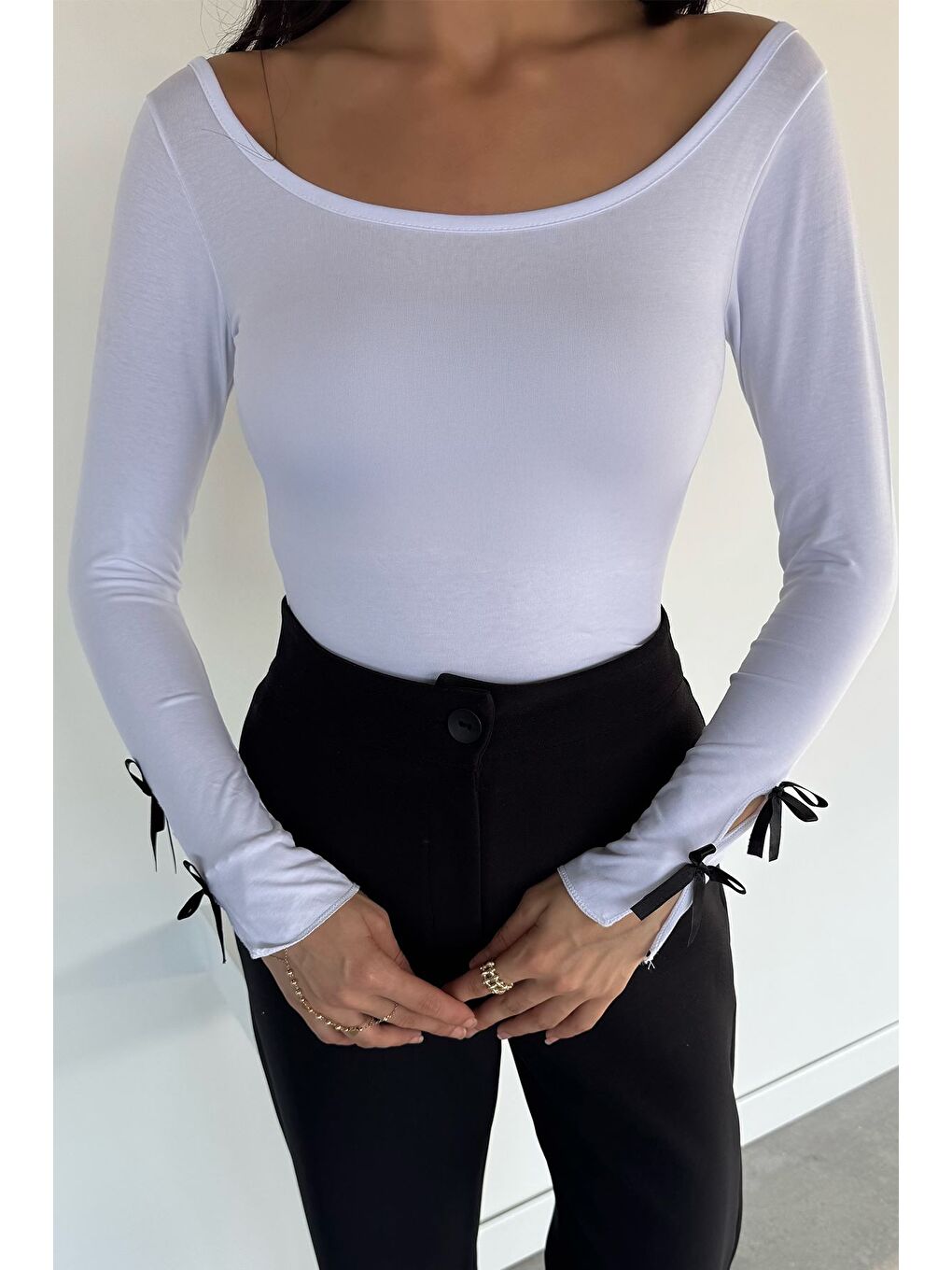 Beyaz Kadın Kol Ucu Fiyonk Detaylı Elastanlı Bluz-2