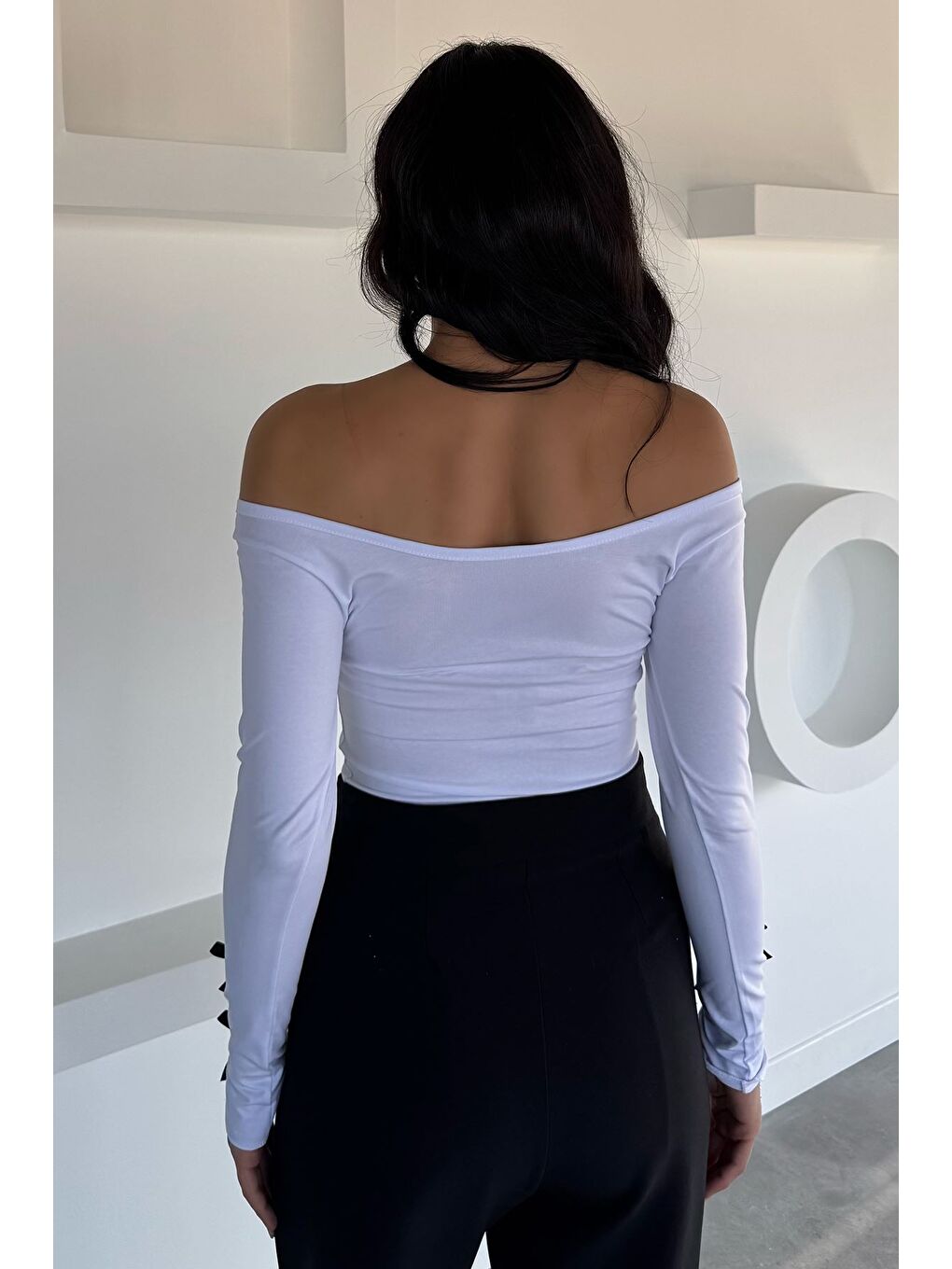 Beyaz Kadın Kol Ucu Fiyonk Detaylı Elastanlı Bluz-3