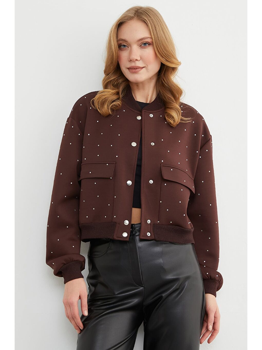 Kahverengi Taş Detaylı Çıtçıtlı Çift Cepli Crop Ceket-1