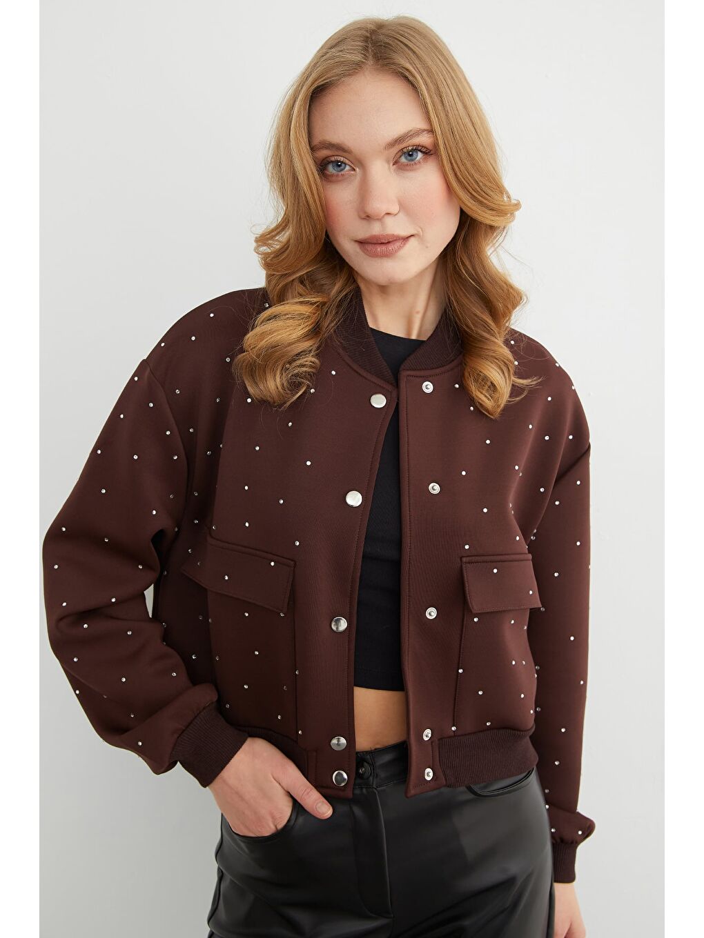 Kahverengi Taş Detaylı Çıtçıtlı Çift Cepli Crop Ceket-3