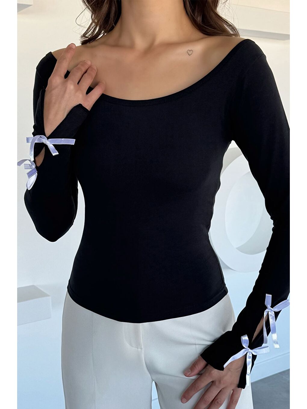 Siyah Kadın Kol Ucu Fiyonk Detaylı Elastanlı Bluz-1