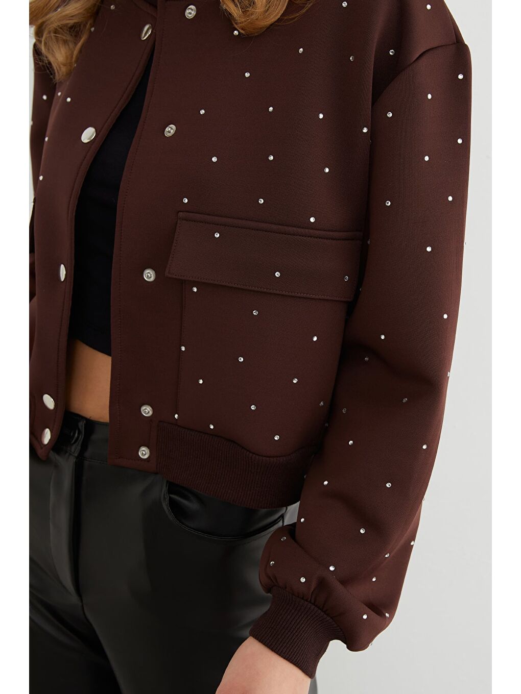 Kahverengi Taş Detaylı Çıtçıtlı Çift Cepli Crop Ceket-4