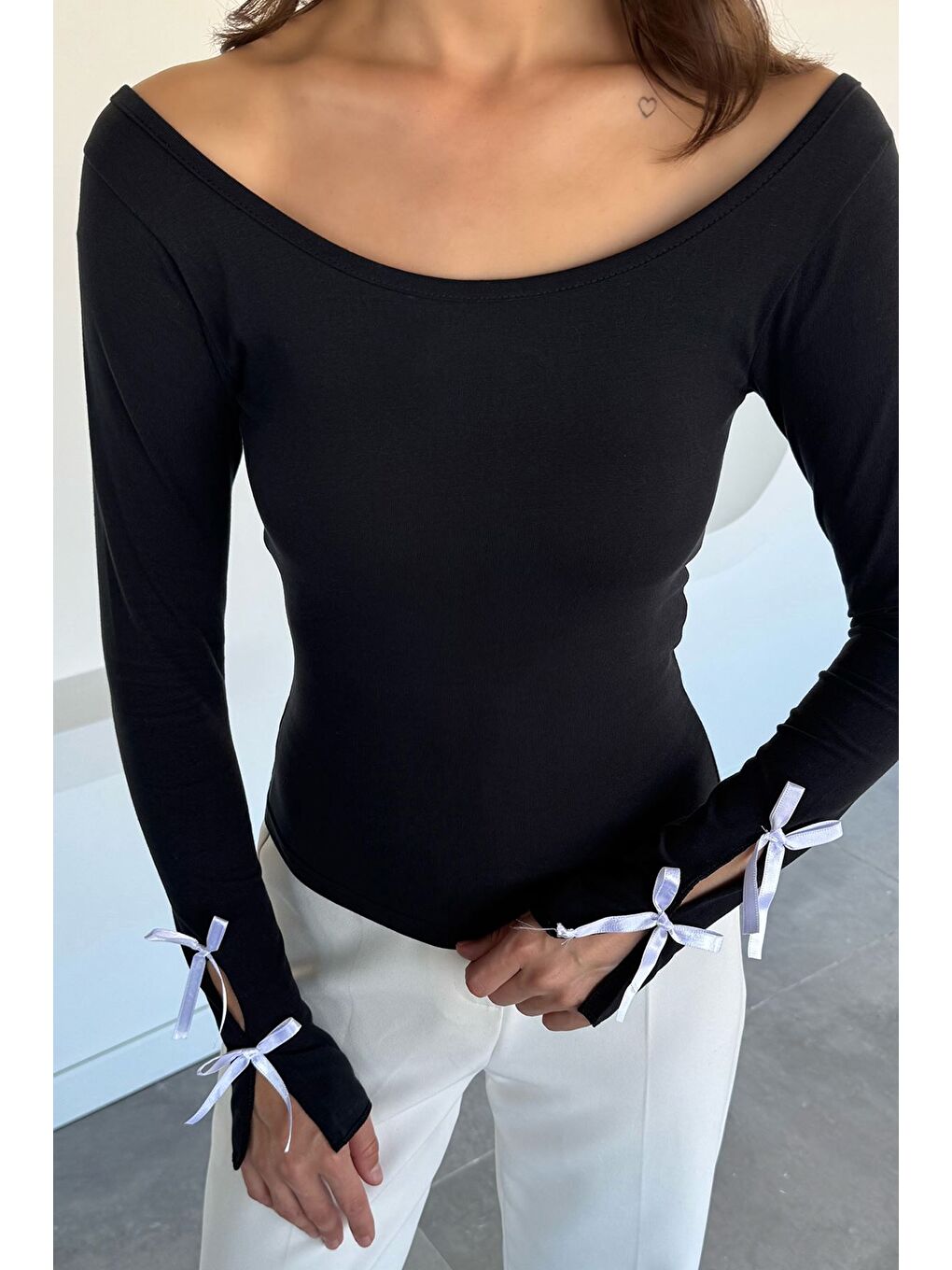 Siyah Kadın Kol Ucu Fiyonk Detaylı Elastanlı Bluz-2