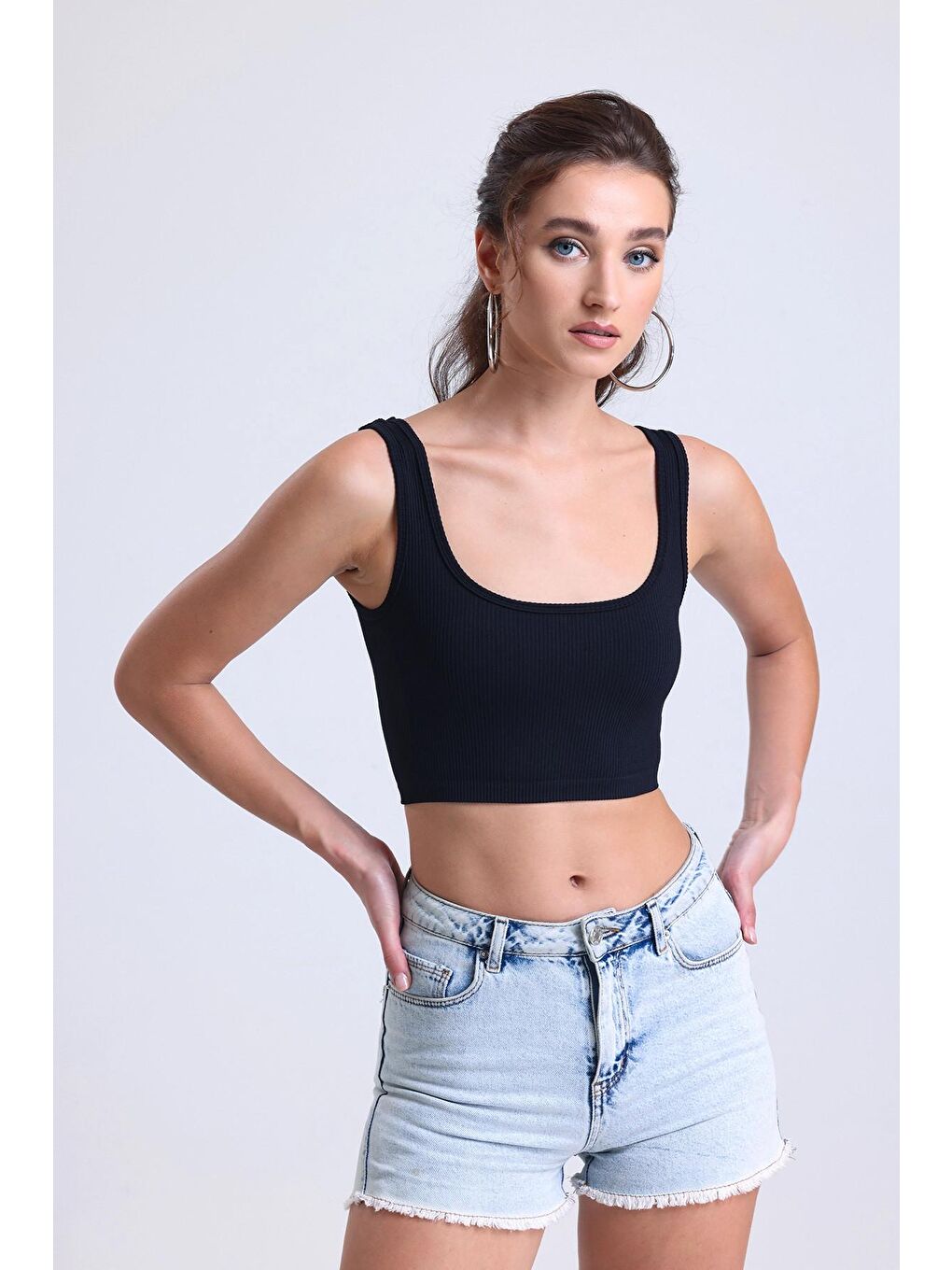 Siyah İnce Askılı Spor Kesim Toparlayıcı Crop Atlet 49BRASAME