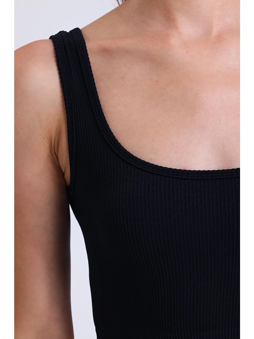 Siyah İnce Askılı Spor Kesim Toparlayıcı Crop Atlet 49BRASAME-3