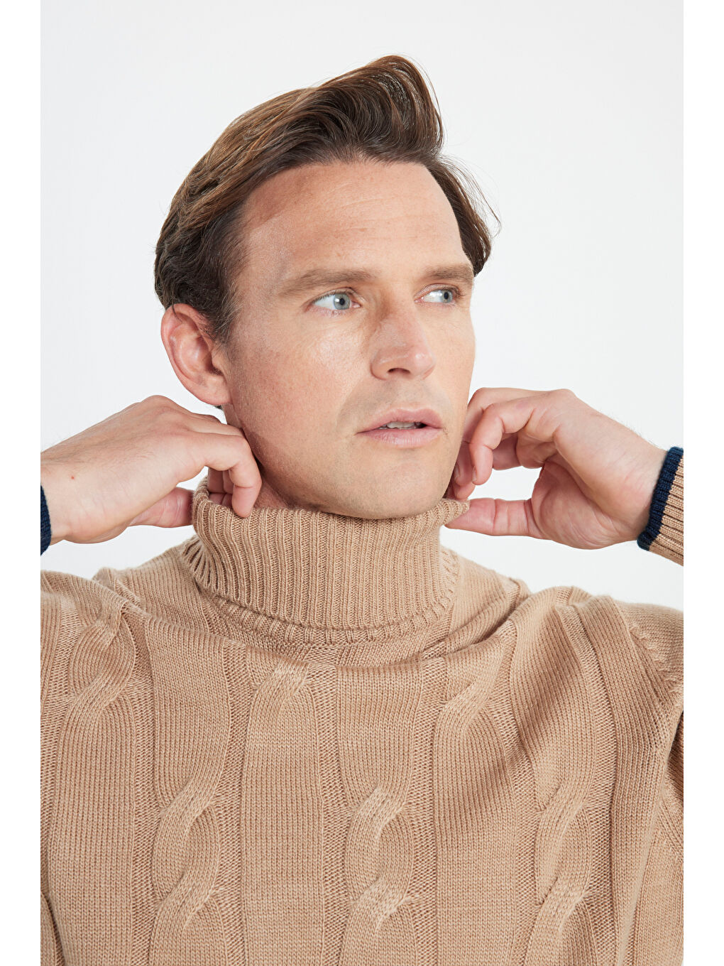 Erkek Koyu Bej Standart Fit Normal Kesim Tam Balıkçı Yaka Jakarlı Triko-3